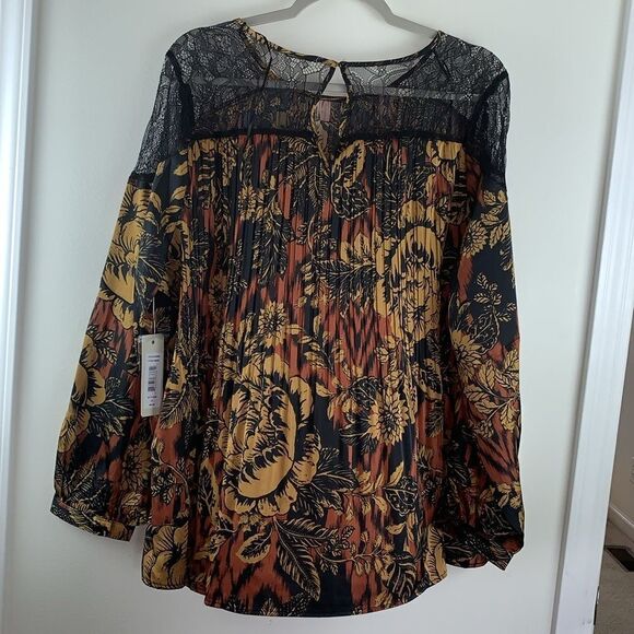 SUNNY LEIGH PLUS PLEATED TOP WITH LACE SHOULDER, Burgundy,2x,NWT - Picture 6 of 7